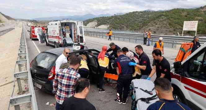 Bariyerlere çarpan otomobilde bulunan 2 kişi yaralandı