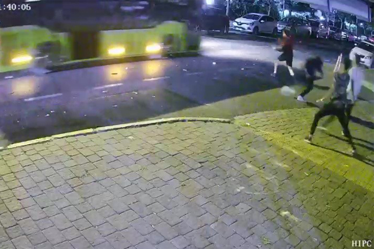 Beylikdüzü’nde gençlerin otobüs taşlama oyunu kamerada