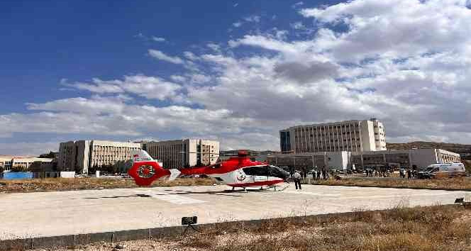 Hava ambulansı yeni doğan bebeği hayata bağladı