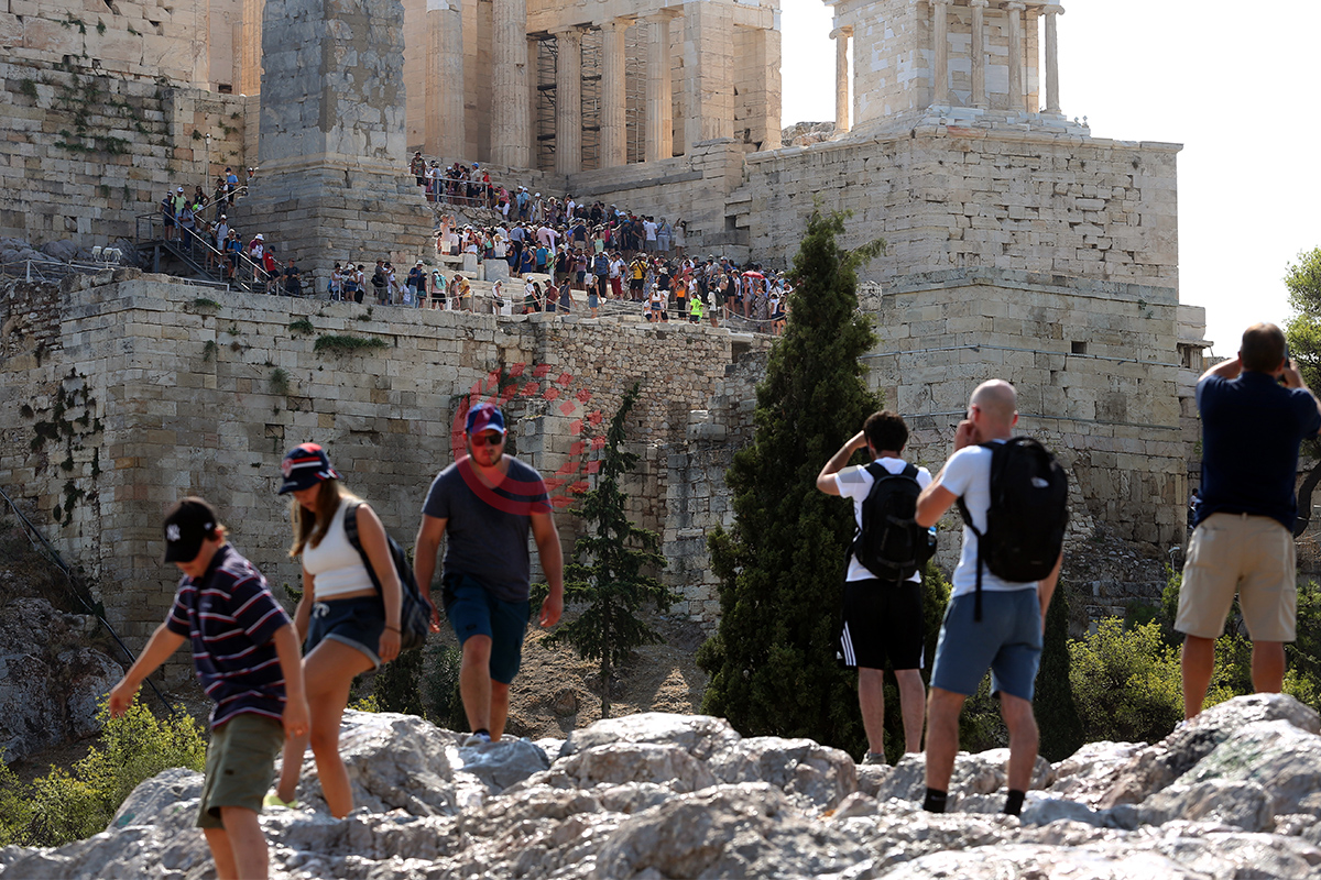 Atina’da bir kadın Akropolis’teki kayalıklardan düşerek hayatını kaybetti