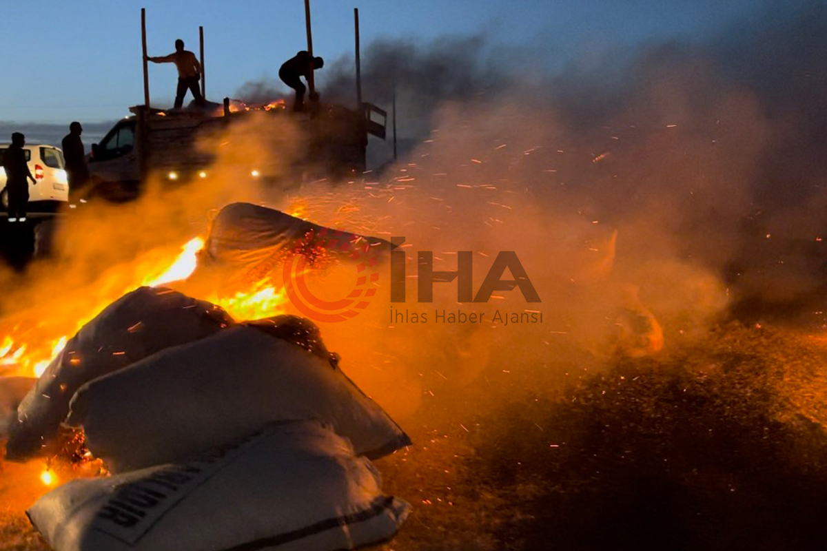 Saman yüklü araçta yangın çıktı, işçiler alevler içindeki torbaları aşağı attı