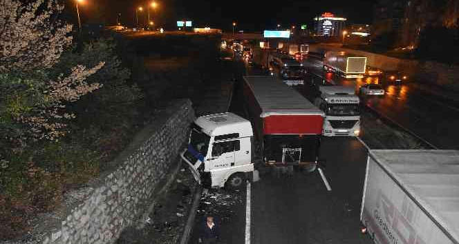 Tosya’da 6 tırın karıştığı zincirleme kaza: 1 yaralı
