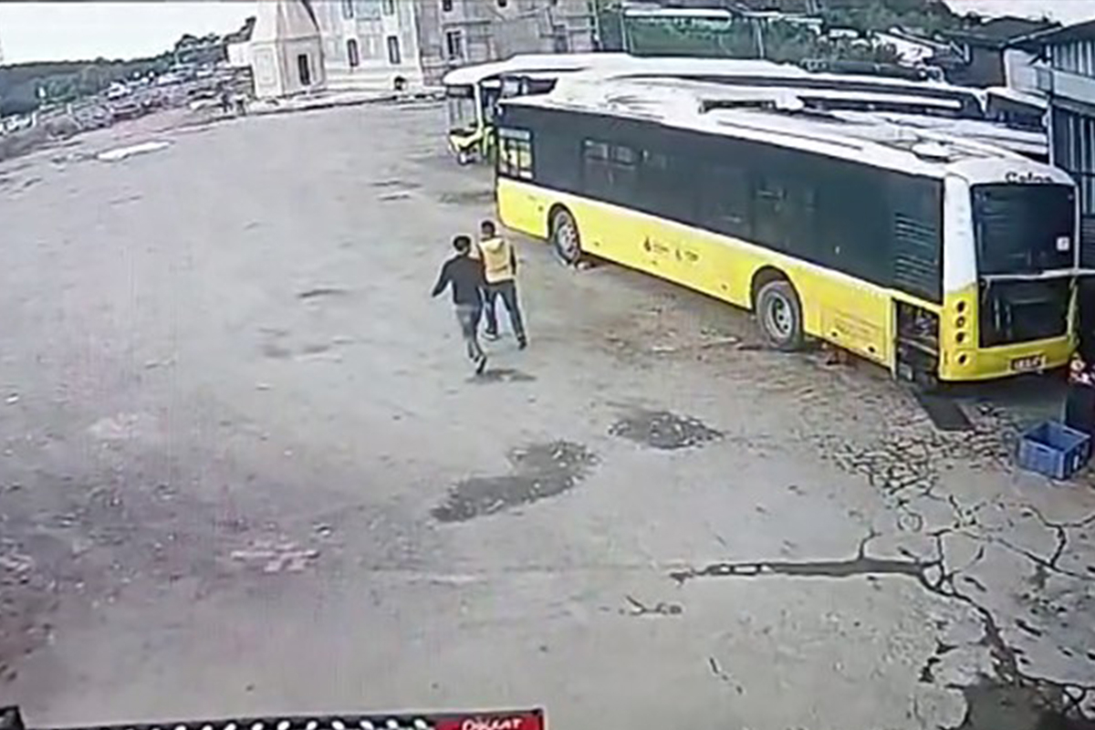 Arnavutköy’de 2 kişi park halindeki otobüslerin aküsünü çaldı