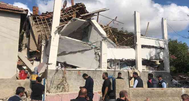 Patlamada yıkılan evin enkazından 4 kişi sağ çıkartıldı