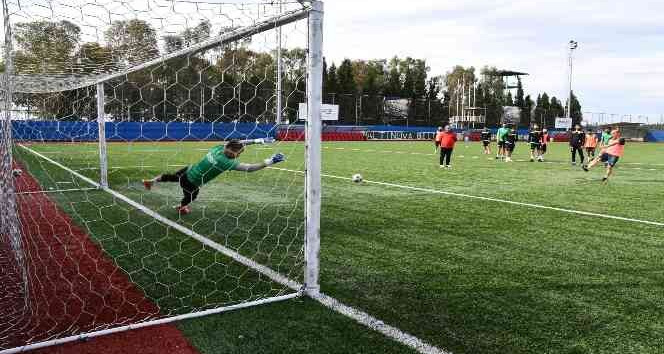 Başkan Oral, futbol takımıyla antrenmana çıktı