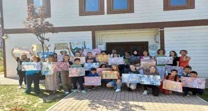 Yabancı öğrenciler bilgi evinde ebru sanatı ile tanıştı