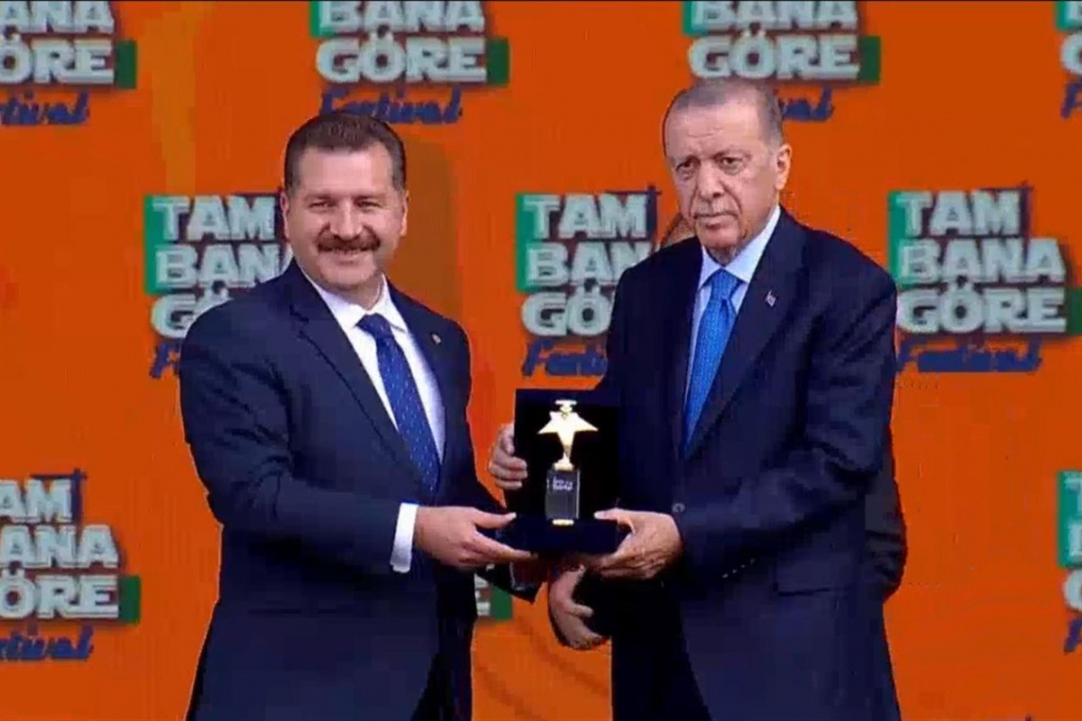 Cumhurbaşkanı Erdoğan&#039;dan Yücel Yılmaz’a &#039;Genç Belediye&#039; ödülü