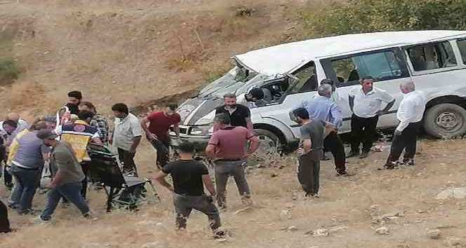 İnşaat işçilerini taşıyan midibüs uçuruma yuvarlandı: 6 yaralı