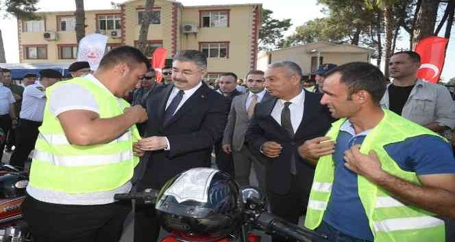 Osmaniye’de motosiklet sürücülerine “reflektif yelek” dağıtıldı