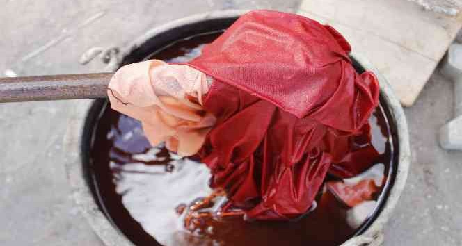 Asırlar önce formülü yasaklanan "Edirne Kırmızısı" kıyafetlerle buluşuyor