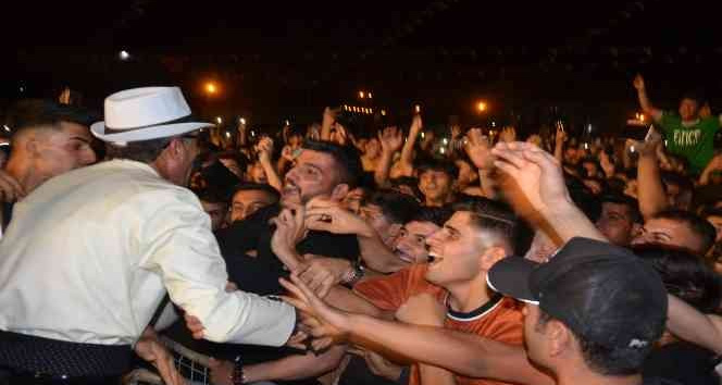 Şırnak’ta binlerce kişinin katıldığı festivalde Tıvorlu İsmail, 1.5 metrelik sahneden atladı