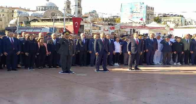 İstanbul’un düşman işgalinden kurtuluşunun 99. yılı Taksim Cumhuriyet Anıtı önünde kutlandı