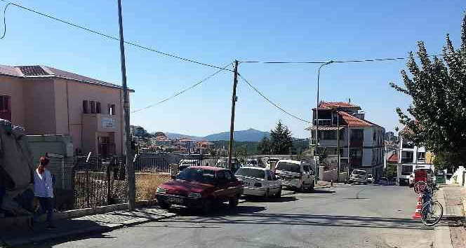 Seyir halindeki aracında 5 el ateş edilen eğlence mekanı sahibi ağır yaralandı