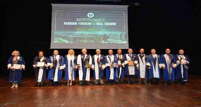 Uşak Üniversitesi’nde akademik yükselme gösteren öğretim üyeleri cübbelerini törenle giydi