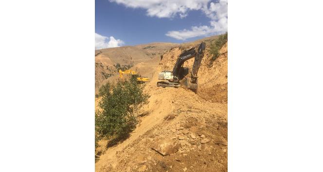 Bingöl’de köy yolları genişletiliyor