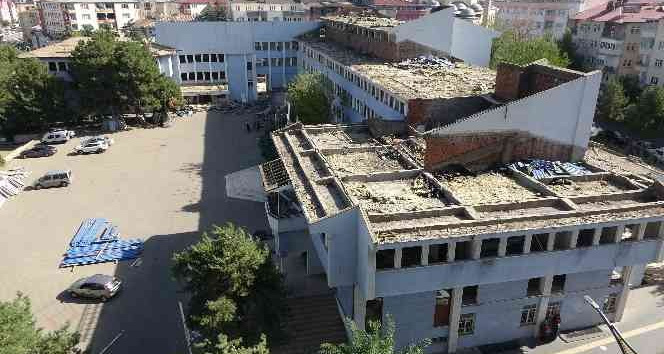 42 yıllık hükümet konağında yıkım işlemi başladı