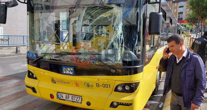 Gaziosmanpaşadaki İETT peronlarında feci kaza: Şoför dü otobüsün ortada sıkıştı