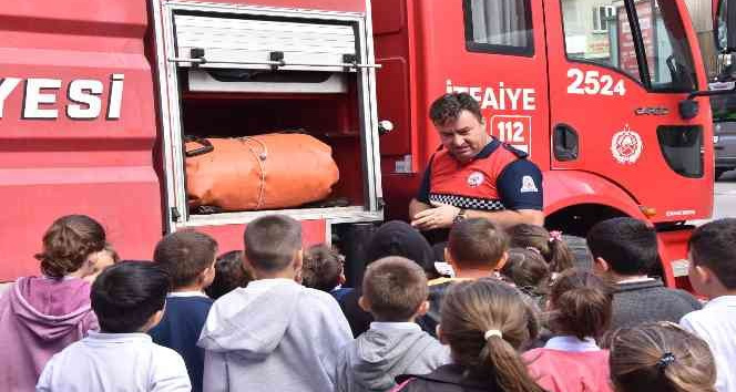 Minik öğrencilerin itfaiye ilgisi