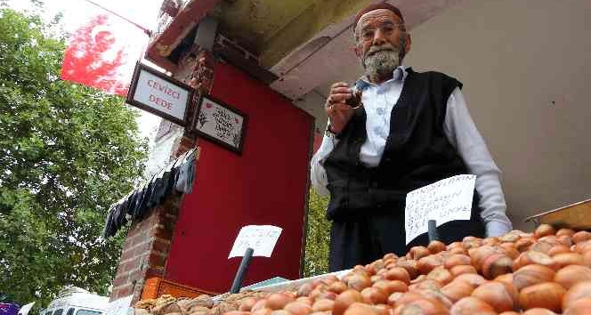 88’lik pazarcı, gençlere taş çıkartıyor