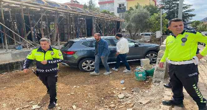 Antalya’da turistin kiraladığı lüks aracı çaldı, Burdur’da duvara çarpınca yakalandı