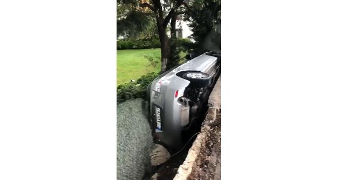 Yalova’da kontrolden çıkan otomobil site bahçesine düştü