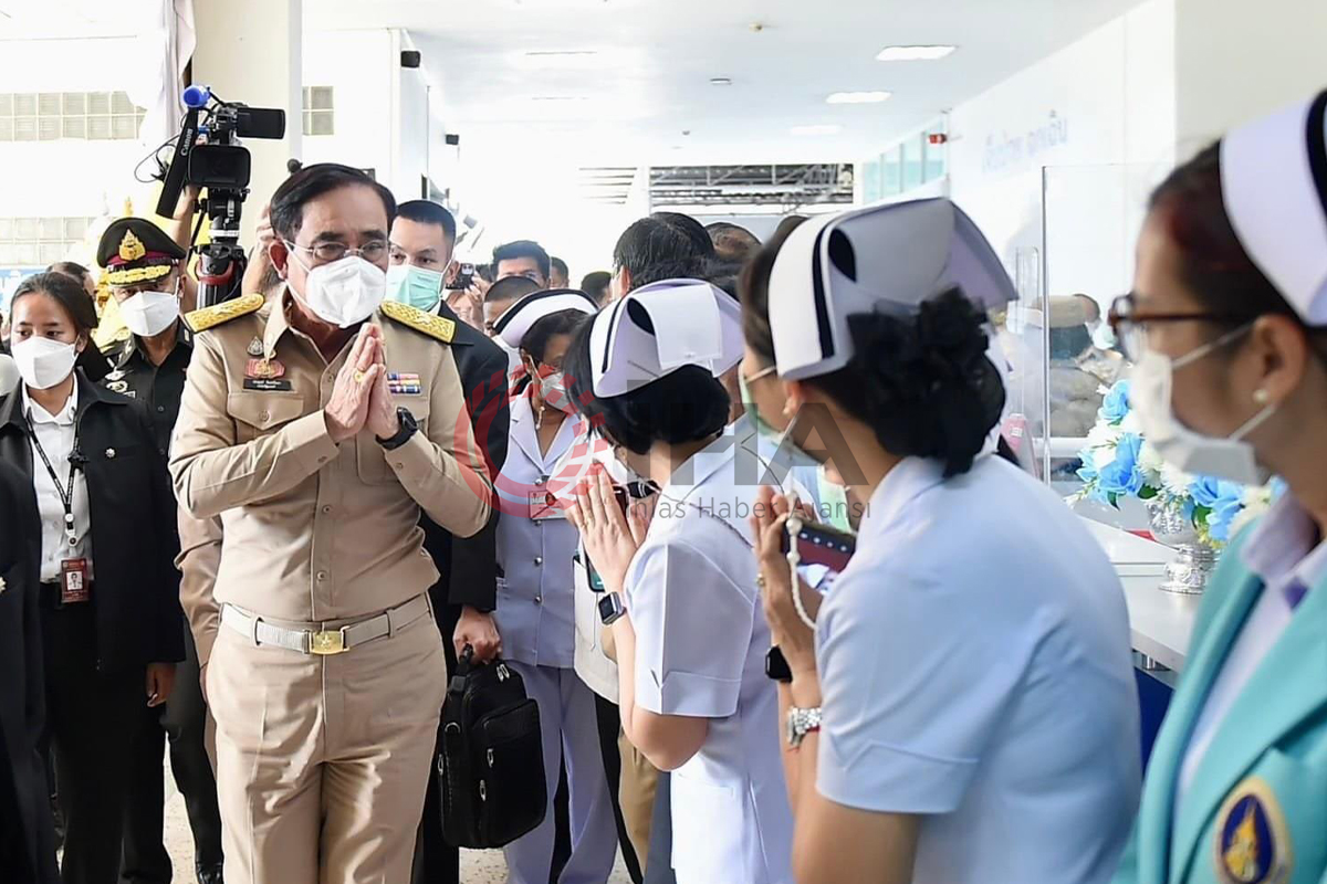 Tayland Kralı, Kraliçesi ve bakanları saldırı bölgesini ziyaret etti