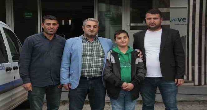 10 yaşındaki çocuk yerde bulduğu 50 bin TL’lik altını sahibine teslim etti