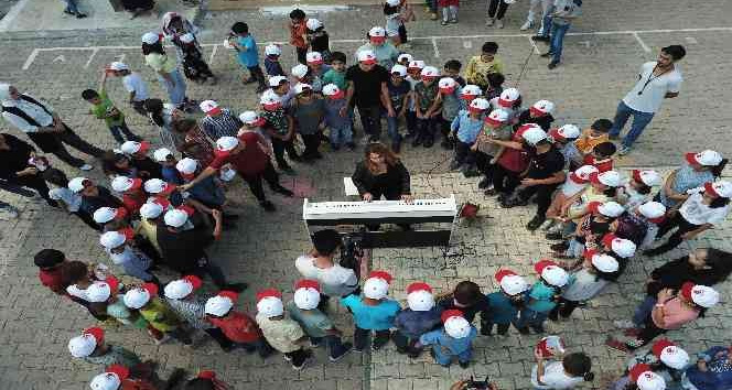 Sınır okulunda öğrencilerin ilk konser heyecan