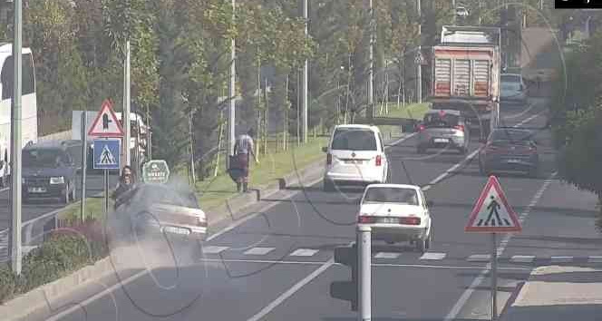 Kaldırımda beklerken neye uğradıklarını şaşırdılar