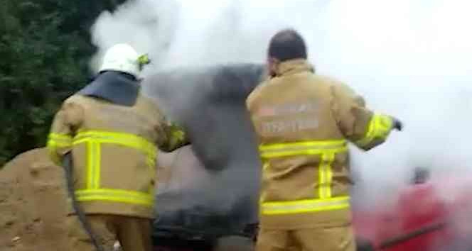 Seyir halindeki otomobil alev aldı