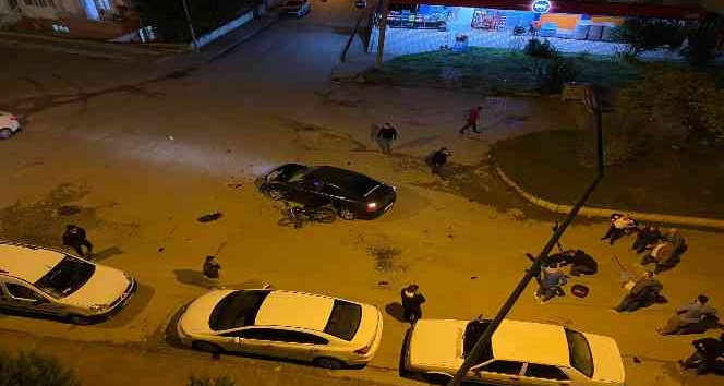 Otomobile çarpan motosikletteki sürücü ve arkadaşı metrelerce havaya uçtu...Feci kaza kamerada