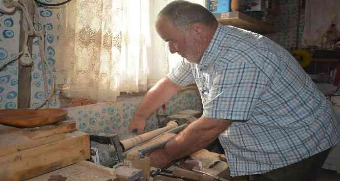 Emekli imam ahşapla sanatı buluşturdu