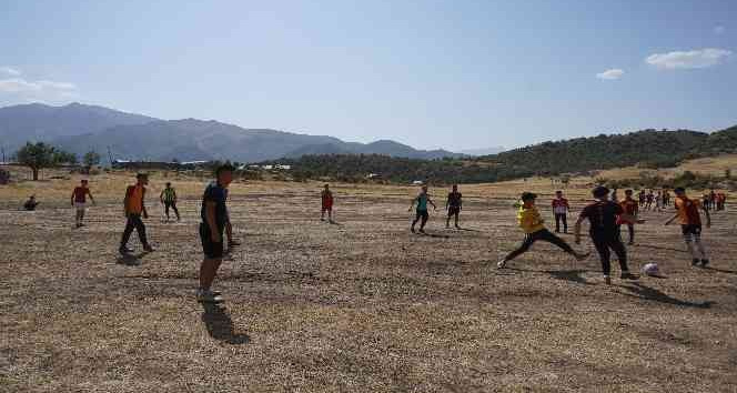 Kato Dağı’nda onlarca genç futbol aşkı için toprak sahada ter döküyor