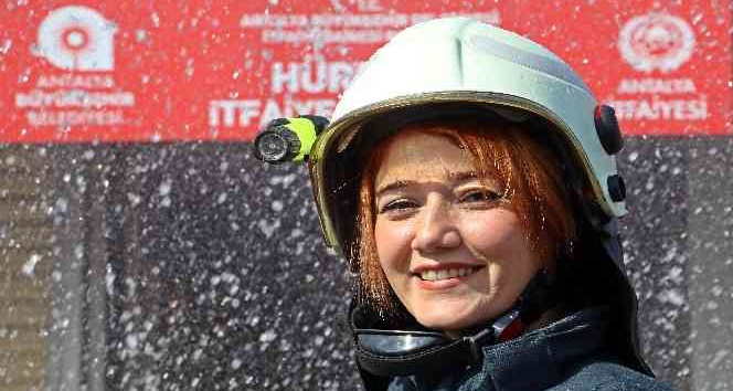 Yurt terasından izlediği itfaiyeci eğitimleri hayatını değiştirdi, ’patronluğu’ elinin tersiyle itti