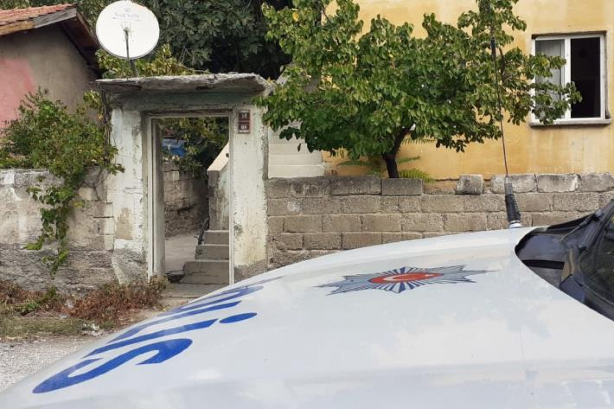 Genç adam evinde ölü bulundu!