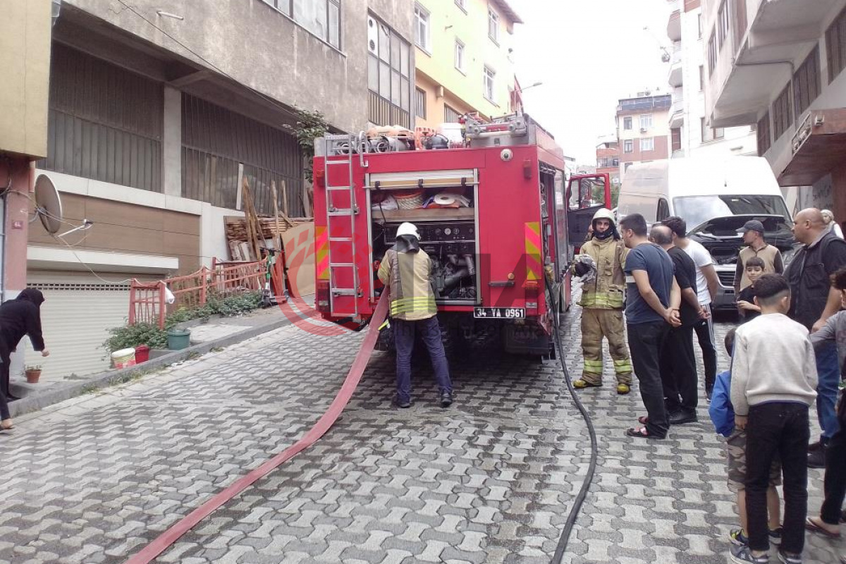 Kağıthane&#039;de bir binada çıkan yangın, paniğe neden oldu