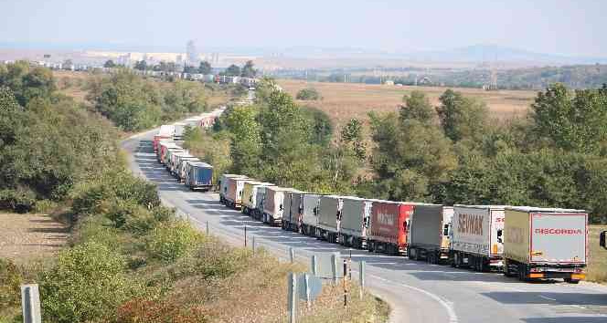 Günlerdir sınırda bekleyen tır şoförleri: "İnsanlıktan çıktık, tuvaletimizi bile yapamıyoruz"