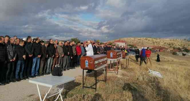 Babaları tarafından katledilen iki kardeş ve anneleri son yolculuğuna uğurlandı