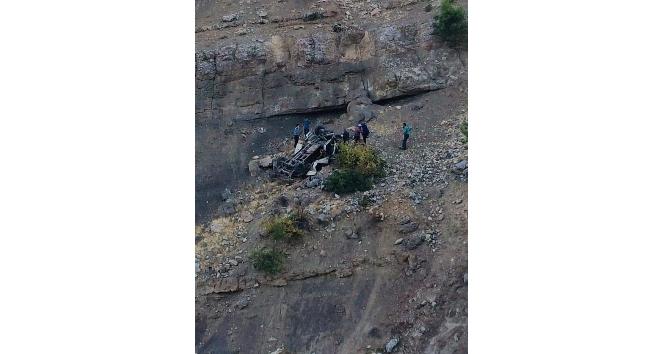 Kamyonet uçuma yuvarlandı: 1 ölü, 2 yaralı