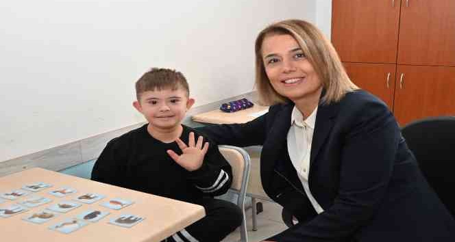 Vali Becel, özel öğrencileri ziyaret etti.