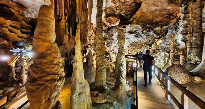 150 milyon yıllık Karaca Mağarası’nda turizm hareketliliği devam ediyor