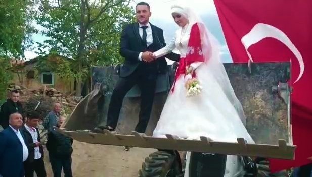 Operatör damat, gelinini kız evinden kepçeyle aldı