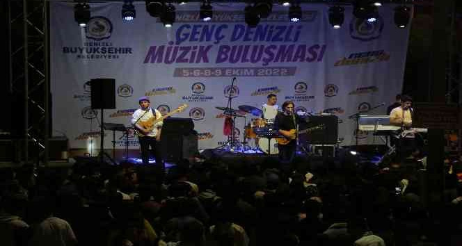 Gençler hem söyledi hem de eğlendi