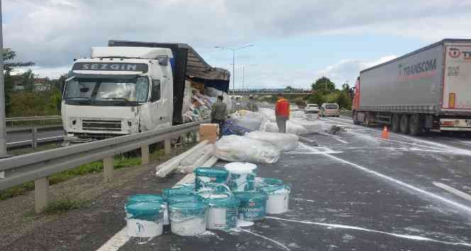 İnşaat malzemesi yüklü tır, bariyerlere çarparak refüje girdi