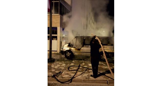 Park halindeki minibüs alev alev yandı