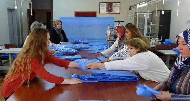 Yaşlısı genci birlikte çalışıyor, üreterek kazanıyor