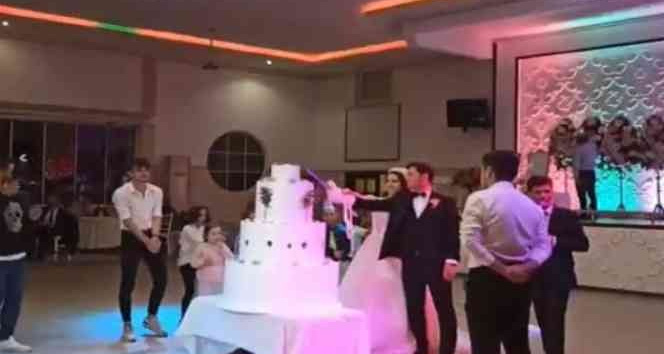 Öyle bir şaka yaptı ki gelin ve damadın aklı gitti