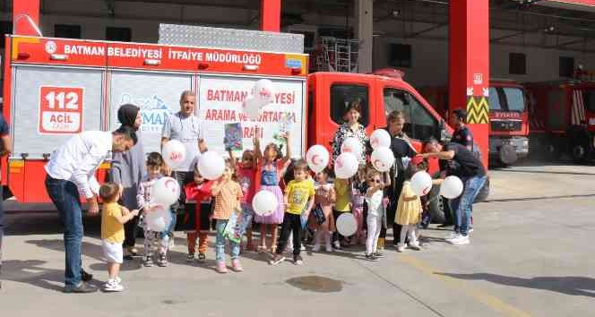 Minik afacanlar, itfaiyeci amcalarını sorularıyla terletti