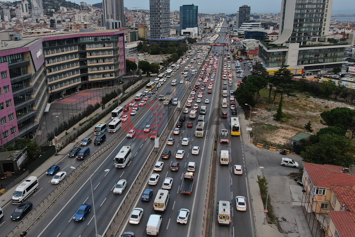 Kartal’da iş çıkışı D-100 karayolunu kilitleyen kaza: Kilometrelerce kuyruk oluştu
