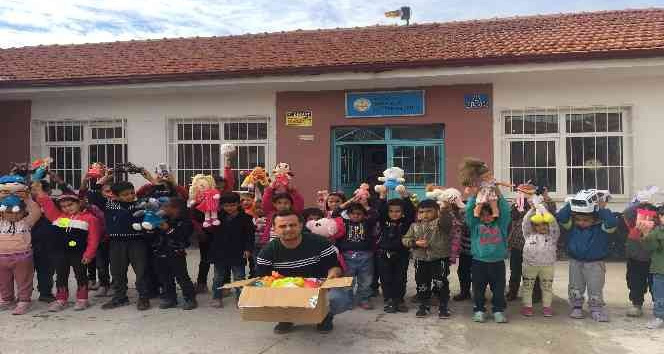 “Oyuncak kardeşliği” köy okulu öğrencilerinin yüzünü güldürdü